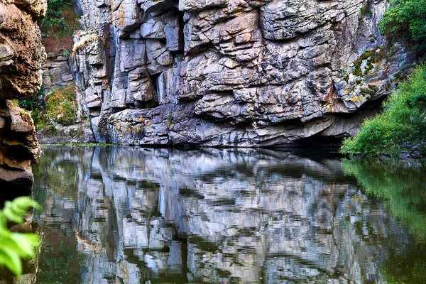 Verão Profundo Canyon Prata Rochosa Com Água Fluindo Suavemente Reflexão — Fotografia de Stock