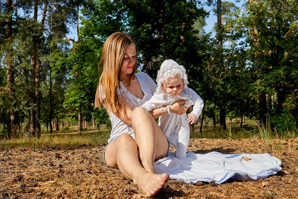 Mladá Hezká Matka Roztomilými Prsy Novorozeně Dítě Slunném Lese — Stock fotografie