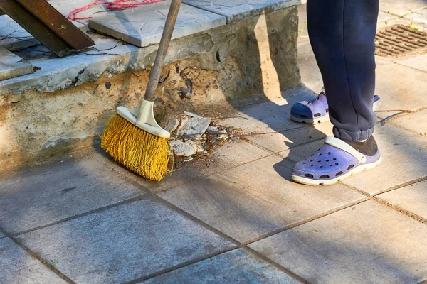 Pernas Homem Limpando Casa Quintal Lajes Concreto Com Uma Esfregona — Fotografia de Stock