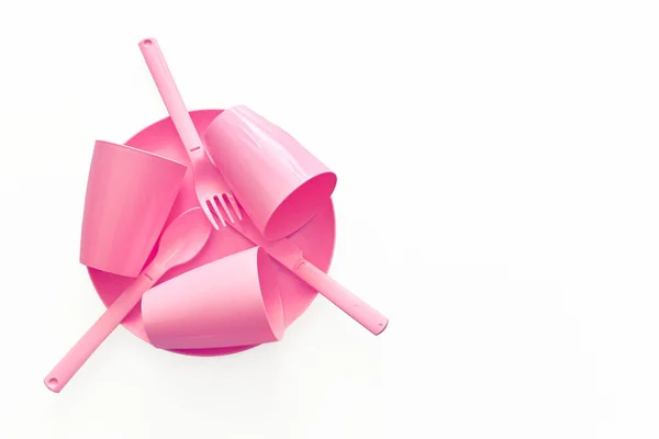 Różowe Plastikowe Kubki Talerze Biwakowania Izolowane Biało — Zdjęcie stockowe