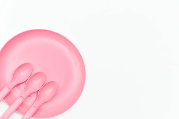 Rózsaszín Műanyag Kanál Tányér Kempingezéshez Fehér Alapon Elkülönítve — Stock Fotó
