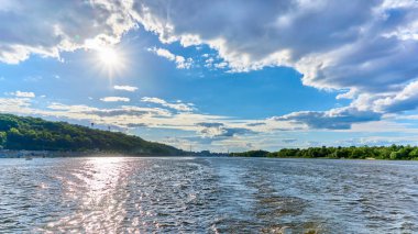 Motorlu tekneden Dinyeper Nehri 'nin geniş güneşli alanına bak, Kyiv.                               