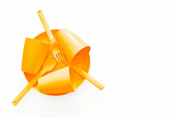 Gelbe Plastikbecher Teller Gabeln Für Das Zelten Isoliert Auf Weiß — Stockfoto