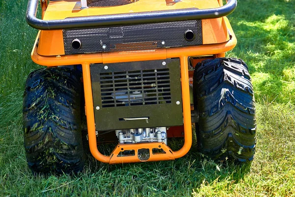 小型拖拉机割草机在草坪上的专业割草 — 图库照片