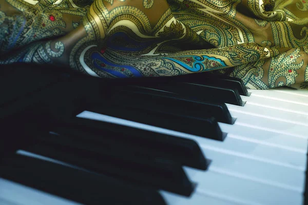 Шовково Зелений Тканинний Текстиль Синіми Вставками Чорно Білими Клавішами Піаніно — стокове фото