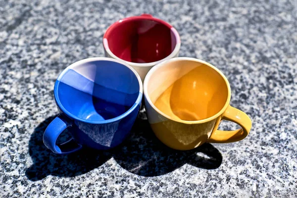 Время Церемонии Чая Кофе Цветные Чашки Серой Мраморной Поверхности — стоковое фото