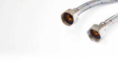 Tesisat işi. Esnek metal paslanmaz çelik musluklar.                               