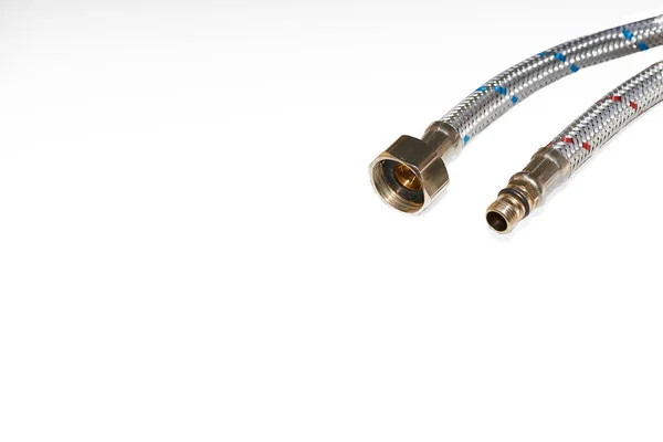 配管だ 柔軟な金属ステンレス製の蛇口ホース — ストック写真