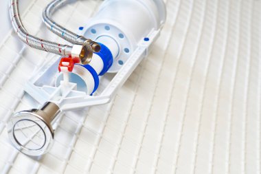  Tesisat işi. Esnek metal musluk hortumları, sifon mekanizması, sifon tesisatları.                              