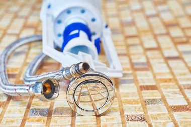  Tesisat işi. Esnek metal musluk hortumları, sifon mekanizması, montajlar, fayans pvc                              