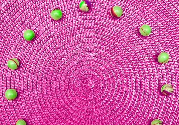 Espiral Magenta Rosa Redondo Fondo Paja Con Bolas Verdes Lugar —  Fotos de Stock
