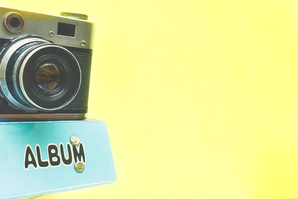Старая Винтажная Фотокамера Фотоальбомом Изолированная Бледно Желтом — стоковое фото