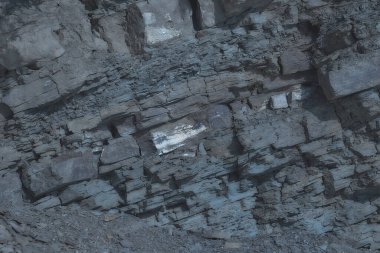 Gri kaya oluşumunun arka plan katmanları. Akşam ay ışığı                              