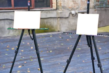 Sanatçının sehpası eski endüstriyel arka planda resim çizmek içindir.                               