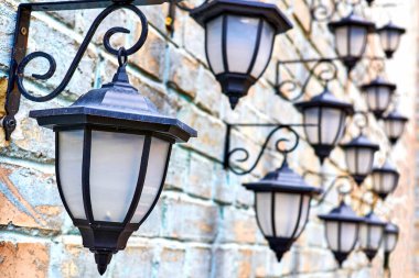 Eski sokak lambalı tuğla duvar.                               