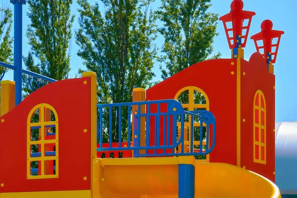 Летняя Весна Детская Площадка Раскрашенным Игрушечным Кораблем Парке — стоковое фото