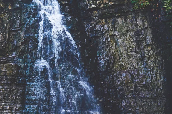 Водопад Горной Реке Чистой Водой Массивные Каменные Темные Скалы — стоковое фото