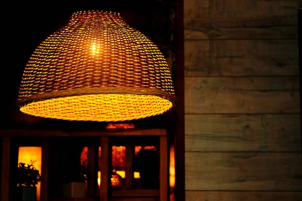 Ragyogó Elektromos Lámpa Fonott Lámpaernyőben Alkonyatkor Szöveg Helye — Stock Fotó