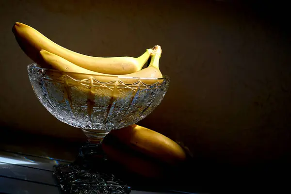Zralé Banány Křišťálové Váze Salát Mísa Slunečním Světle Tmavých Stínech — Stock fotografie