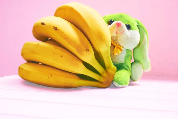 맛있는 바나나 녹색웃기는 장난감 분홍색 — 스톡 사진
