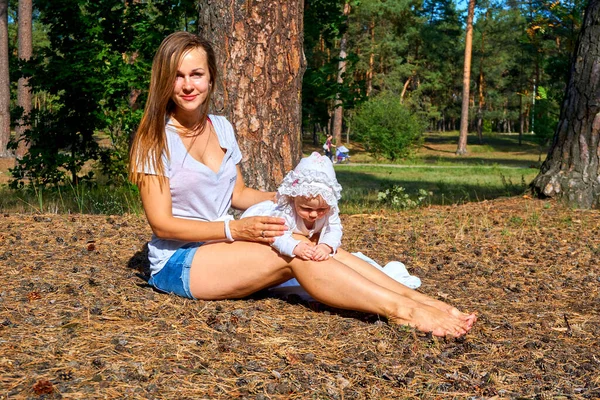 Молодая Счастливая Мать Милой Грудью Новорожденного Ребенка Солнечном Лесу — стоковое фото