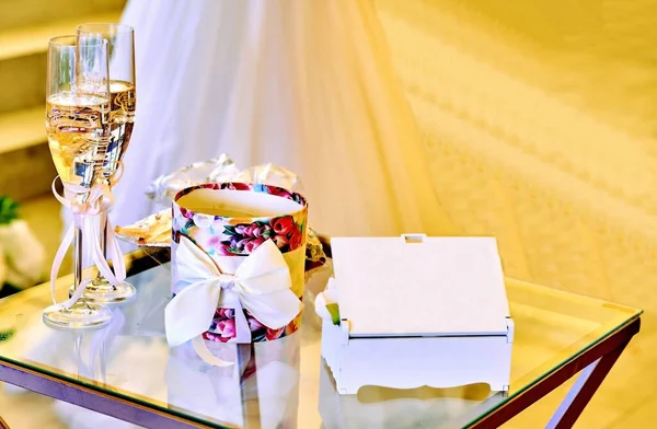 新婚夫妇的婚纱玻璃杯 戒指盒和礼物盒中的香槟 — 图库照片