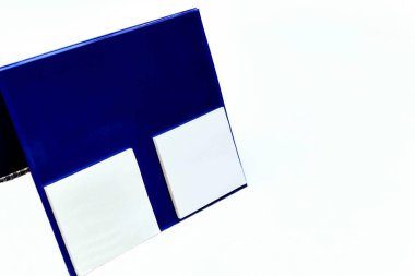 Boş mavi günlük takvimi notlar, mesaj, chit için kağıt sayfalarını yırtarak                               