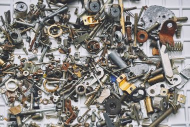 Demir parçacıkları, dağınıklıklar. Çeşitli metal cıvatalar, fındıklar, çamaşır makineleri, saçılmış bağlayıcılar.                               