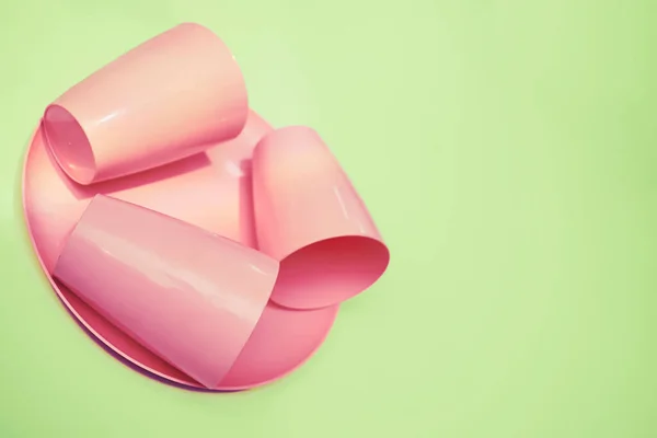 粉红色塑料杯 露营用盘子 绿色隔离 — 图库照片