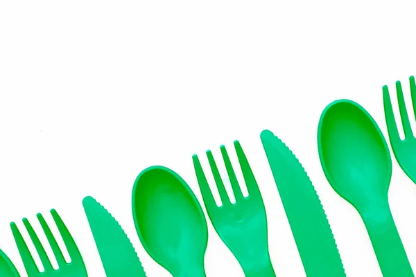 Зеленые Пластиковые Ложки Вилки Ножи Кемпинга Изолированные Белом — стоковое фото