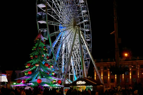 カルーセル 観覧車 クリスマスツリー 市の夜の広場でフェア — ストック写真