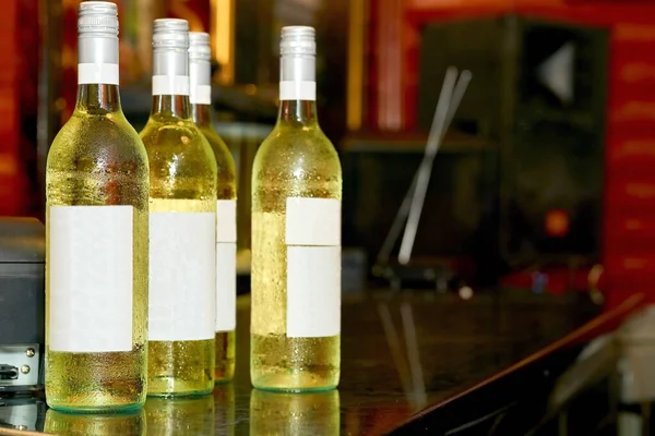 Flera Flaskor Vitt Vin Baren Innan Servering — Stockfoto