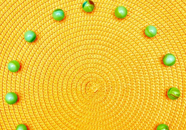 Желтая Спираль Круглого Соломенного Фона Зелеными Шариками Место Текста — стоковое фото