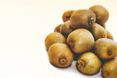  Birkaç olgun, lezzetli kivi beyaza izole edilmiş.                              