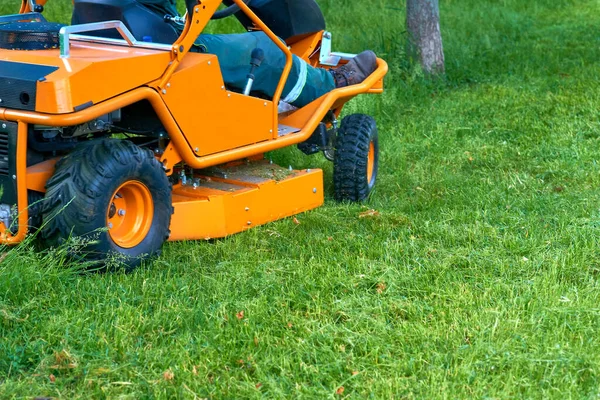 Professionell Gräsklipp Gräsmattor Med Mini Traktor Gräsklippare — Stockfoto