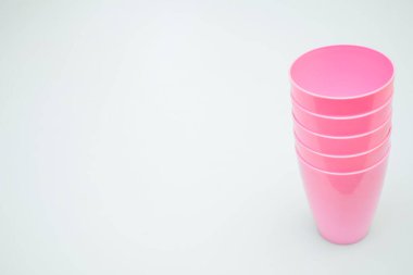 Kamp için pembe plastik bardaklar, seyahat, beyaza izole edilmiş gezi.                               