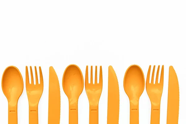 Cucharas Plástico Naranja Tenedores Cuchillos Para Acampar Aislados Blanco —  Fotos de Stock