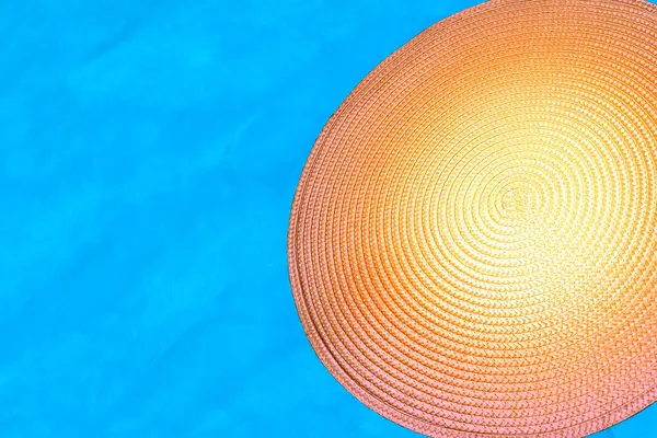 Желтая Оранжевая Спираль Вокруг Соломенного Фона Голубом Бирюзовом Фоне — стоковое фото