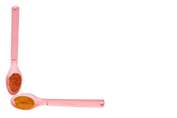 ピンクのプラスチック スプーン 白で調理するためのスパイス — ストック写真