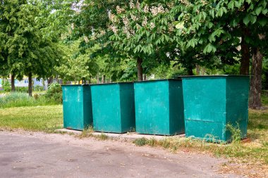  Ekoloji. Yaz parkında plastik, kağıt ve cam atık konteynırları                              