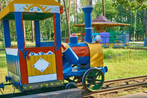 Tren Infantil Multicolor Para Que Los Niños Viajen Parque Atracciones —  Fotos de Stock