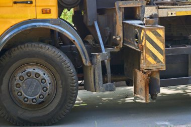 Yol tamiri. Kaldıraç makinesi ve kamyon vinci için destek durdu                               