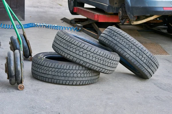 Service for the repair and replacement of a car wheel at a tire station