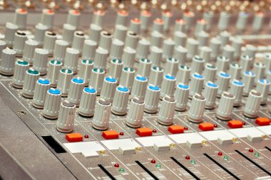 Müzik enstrümanlarının ses ve frekanslarını kontrol etmek için konsol karıştırılıyor                               
