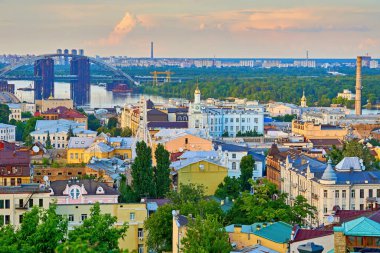 Şehrin eski antik bölgesinin en iyi manzarası. Kyiv, Podol bölgesi.                               