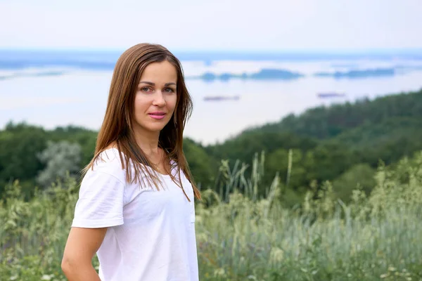 Söt Ung Kvinna Nära Floden Stranden Med Grönskande Grönska — Stockfoto