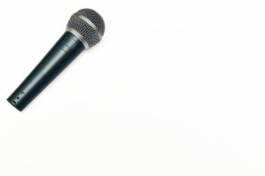 Beyazda izole edilmiş karaoke söylemek için sesli mikrofon                               