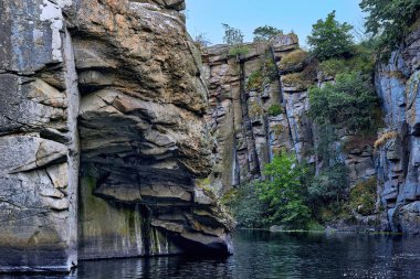 Yazın derin kayalık gümüş kanyonu pürüzsüz akan suyla                               