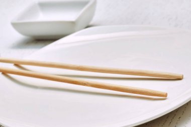  Beceriksizler için yapışkan çubuklar. Doğu yemeği, suşi, tabak, sos kasesi.                              