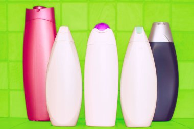 Deterjanlar için plastik şişeler yeşil arkaplan kareleri